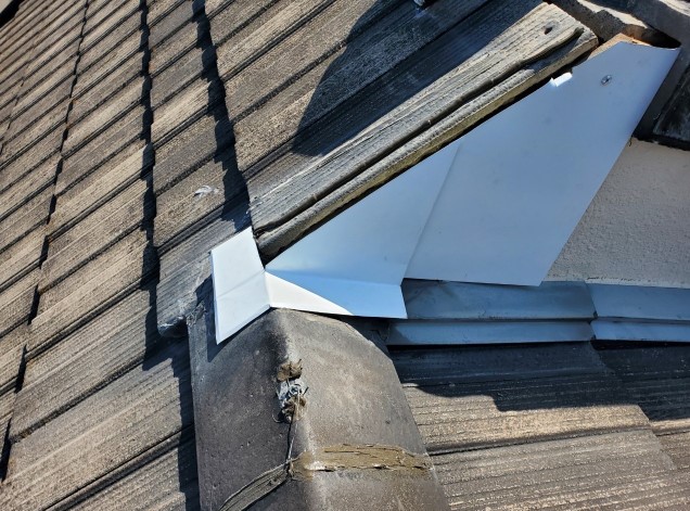 屋根修理　②ガルバリウム鋼板を固定